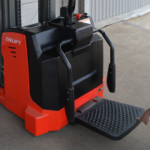Фото 29 - Самоходный Штабелер с платформой для оператора BX-5520 OXLIFT 5,5 м 2000 кг.