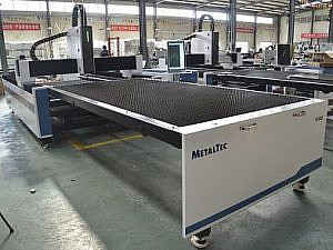Фото 16 - MetalTec 1530C (3000W) оптоволоконный лазерный станок для резки металла с ручной сменой рабочих столов.
